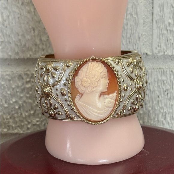 Amedeo Jewelry - Amedeo Cameo La Piazetta Clamp Bracelet Bangle Hinged Gold Tone Cream Enamel EUC